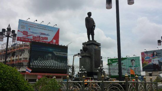 Krom Luang Prachaksinlapakhom Monument